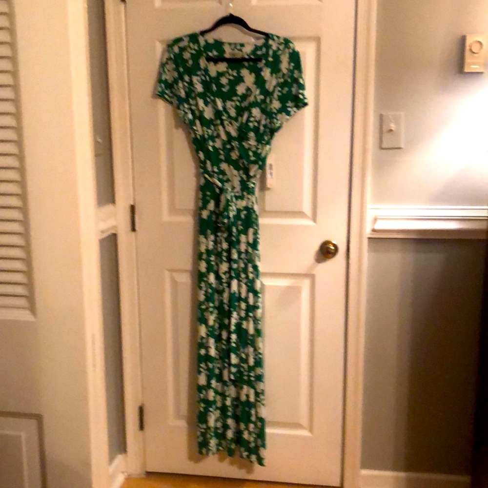 Oh my goodness! Floral white and green A line Short sleeve dress with tie belt.